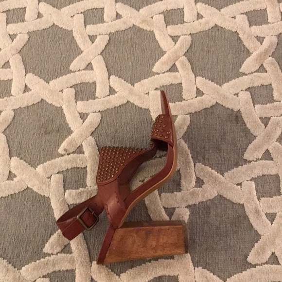 Size 7.5 Tan studded STEVEN Sandal. Like New - Picture 3 of 3